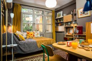 Living like in a cottage in the center of Athens