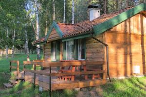 domki na leśnej polanie