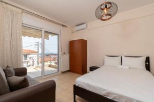 SithoniaRS 2nd Floor Center Apartment with amazing Seaview