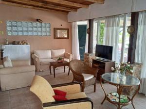 Alonaki Seafront Cottage