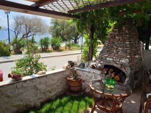 Alonaki Seafront Cottage