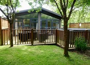 Oak Cabin with Hot-tub & secluded decking - Finlake Resort & Spa - Devon - 牛顿阿伯特