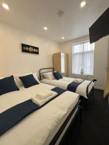 Florence House - 3-Twin Rooms with Two Beds a Single & Double Bed Per Room for Two Adults Weeky Stays OK Contractor Accommodation Best-in-Class