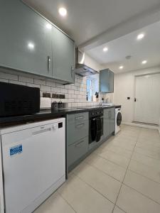 Florence House - 3-Twin Rooms with Two Beds a Single & Double Bed Per Room for Two Adults Weeky Stays OK Contractor Accommodation Best-in-Class