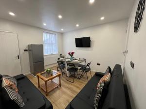 Florence House - 3-Twin Rooms with Two Beds a Single & Double Bed Per Room for Two Adults Weeky Stays OK Contractor Accommodation Best-in-Class