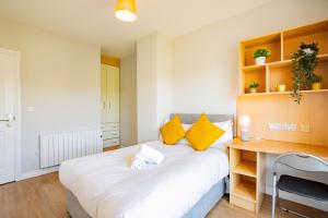 66 - Large Townhouse by Shortstays