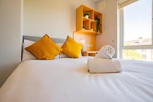 66 - Large Townhouse by Shortstays