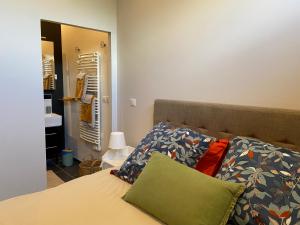 Chambre tout confort avec commodités espace repas wifi parking
