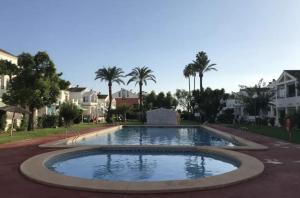 Bajo con piscina y jardín en Denia