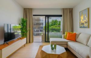 Beauty condo pool views with gym close to the beach