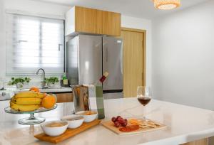 Beauty condo pool views with gym close to the beach