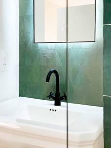 Fenêtre sur Cour - Hyper centre, Parking Inclus, Balcon, Wifi