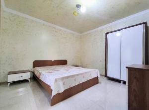 Двухэтажный дом Людмилы с тремя спальнями и кухней, в Чакви, в 300 метрах от моря