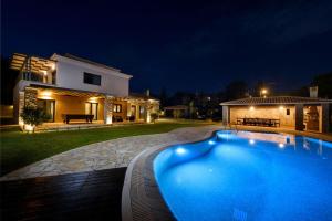 Villa Black White Dassia