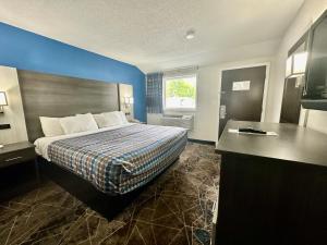 King Room - Smoking  room in Red Carpet Inn Orchard Park