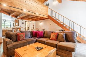 Snowflower #79 - Updated 2 Bedroom & Loft, 3 Bath, Sleeps 8, Steps away from Free Town Shuttle