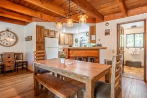 Snowflower #79 - Updated 2 Bedroom & Loft, 3 Bath, Sleeps 8, Steps away from Free Town Shuttle