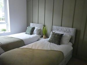 SereneAura Hideaway - Balcony, 1 Free Parking & Sleeps 4