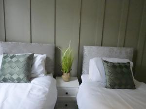 SereneAura Hideaway - Balcony, 1 Free Parking & Sleeps 4