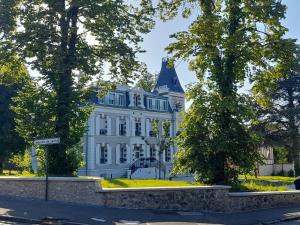 Appart dans petit chateau en centre ville