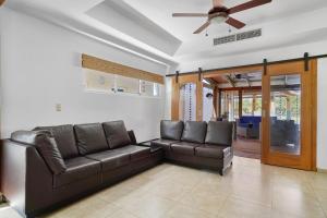New! Comfy Spacious Villa W- Pool, Jacuzzi, Bbq