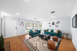 Cozy 4BR Haven with PING PONG TABLE! - Bellaire Junction