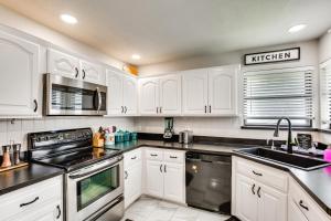 Home on Lake Granbury with Hot Tub 5 Mi to Dtwn!