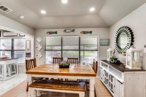 Home on Lake Granbury with Hot Tub 5 Mi to Dtwn!