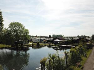 Chalet Sea-renity Lakeside met jacuzzi