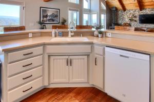 NEW! Yosemite Mountain villa, stunning views -more