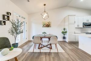 Seasonal Pool, Balcony Quiet and Cozy Aurora Condo!