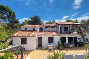 Apartments by the sea Maslinica, Solta - 772 