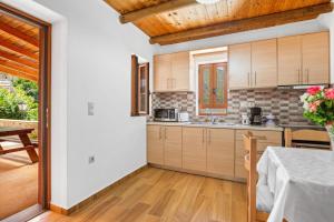 Marias House with View in Kambos