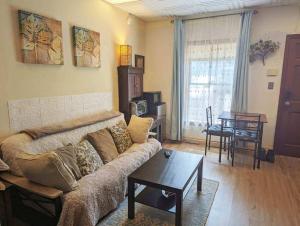 Walkable Uptown area, King Suite, Quiet and Private