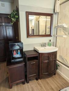 Walkable Uptown area, King Suite, Quiet and Private