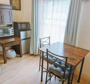 Walkable Uptown area, King Suite, Quiet and Private