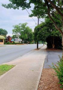 Walkable Uptown area, King Suite, Quiet and Private
