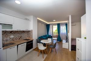 Newly refurnished apartment with large garden