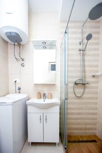 Newly refurnished apartment with large garden