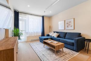 2BR Downtown Suite with Balcony