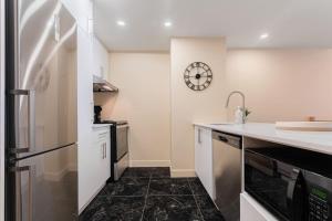 2BR Downtown Suite with Balcony