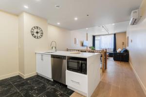 2BR Downtown Suite with Balcony