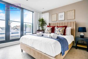 Penthouse Serviced Apartment in Camberley Town Centre with Free Parking, Free WiFi, Lift and Balcony Access By Redwood Stays