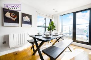 Penthouse Serviced Apartment in Camberley Town Centre with Free Parking, Free WiFi, Lift and Balcony Access By Redwood Stays