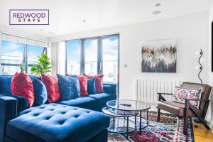 Penthouse Serviced Apartment in Camberley Town Centre with Free Parking, Free WiFi, Lift and Balcony Access By Redwood Stays