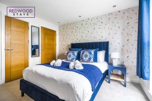 Penthouse Serviced Apartment in Camberley Town Centre with Free Parking, Free WiFi, Lift and Balcony Access By Redwood Stays