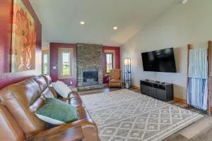 Hot Tub and Fenced Yard Spacious Fargo Home! - Wahpeton