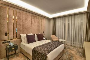Superior Double Room with Walk-In Shower, Balcony and View - Disability Access room in Ottoperla Hotel