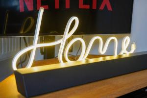 Orchard Bungalow - Sleeps 10 - Close to Town Centre - Free Parking, Pool Table, Fast Wi-Fi and Smart TV with Netflix by Yoko Property