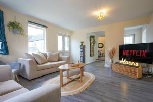 Orchard Bungalow - Sleeps 10 - Close to Town Centre - Free Parking, Pool Table, Fast Wi-Fi and Smart TV with Netflix by Yoko Property